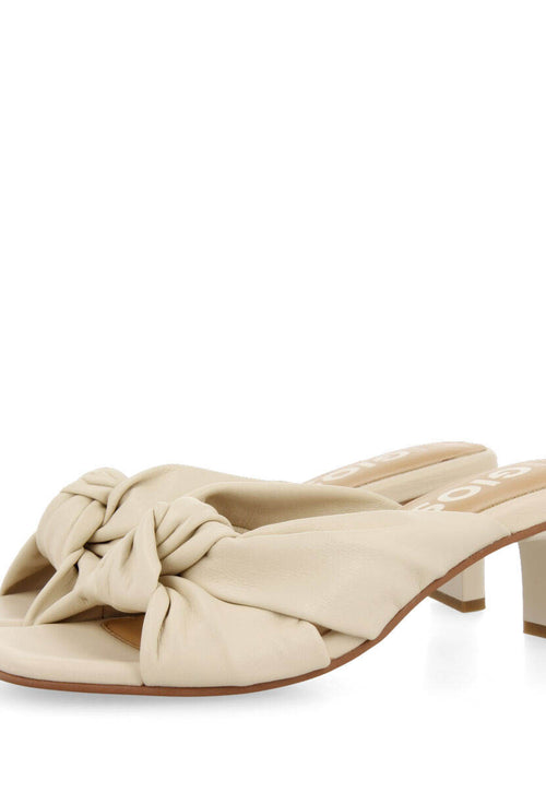 Sandalias off-white de piel con nudo para mujer bahge 