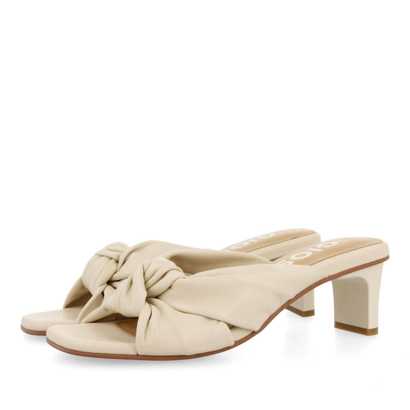 Sandalias off-white de piel con nudo para mujer bahge 