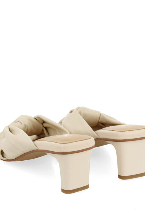 Sandalias off-white de piel con nudo para mujer bahge 