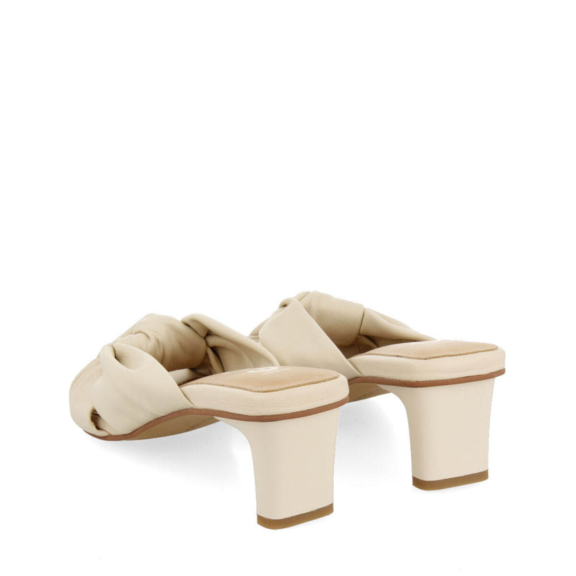 Sandalias off-white de piel con nudo para mujer bahge 