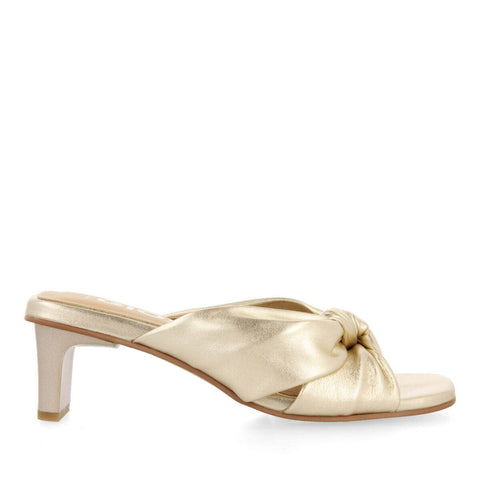 SANDALIAS DORADAS DE PIEL CON NUDO PARA MUJER BAHGE 