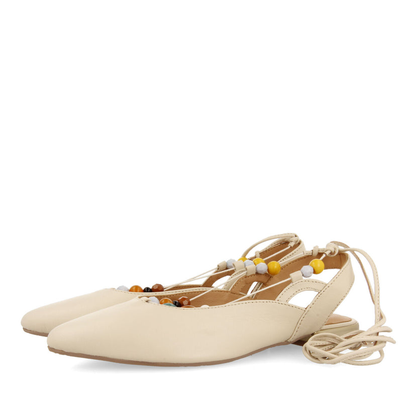 Bailarinas off-white de piel destalonadas con cordones con piedras multicolorpara mujer coussey