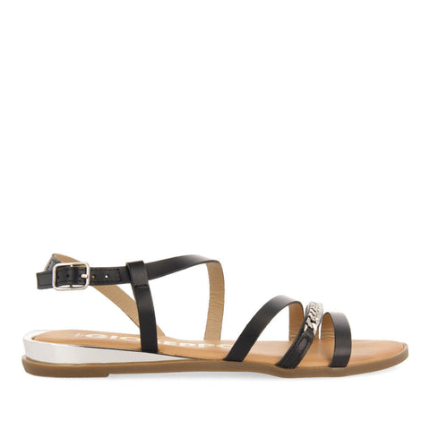 SANDALIAS NEGRAS CON TIRAS Y DETALLE DE CADENA PARA MUJER MAZION 