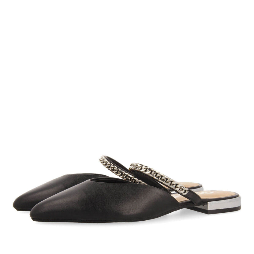 Sandalias negras tipo babucha con detalle de cadena para mujer esnon