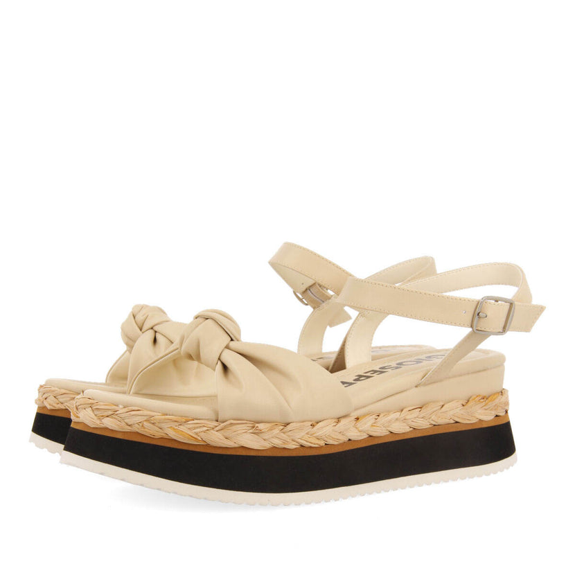 Sandalias color off-white con detalle de nudo y plataforma para mujer manicu 