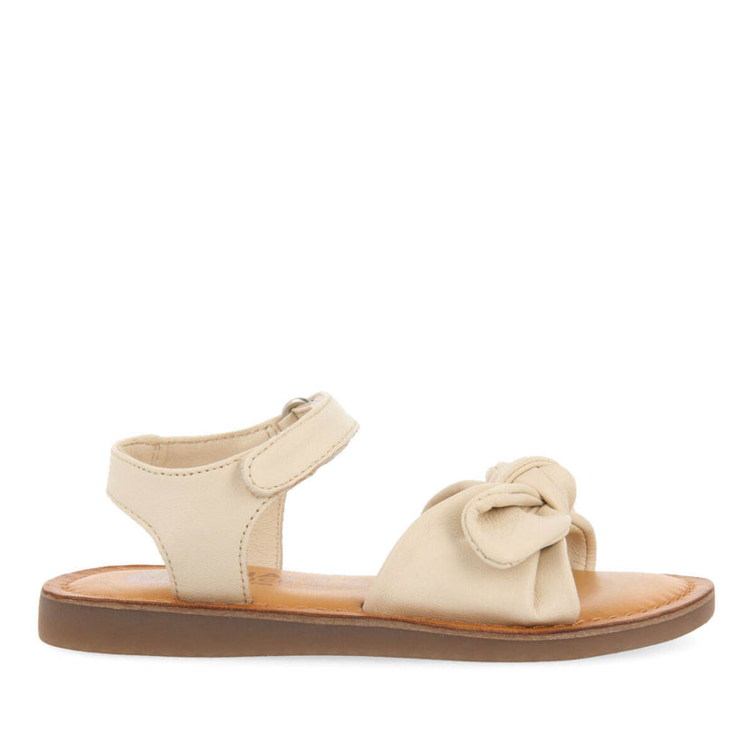 Sandali in pelle metallizzata in color off-white da bambina stigny
