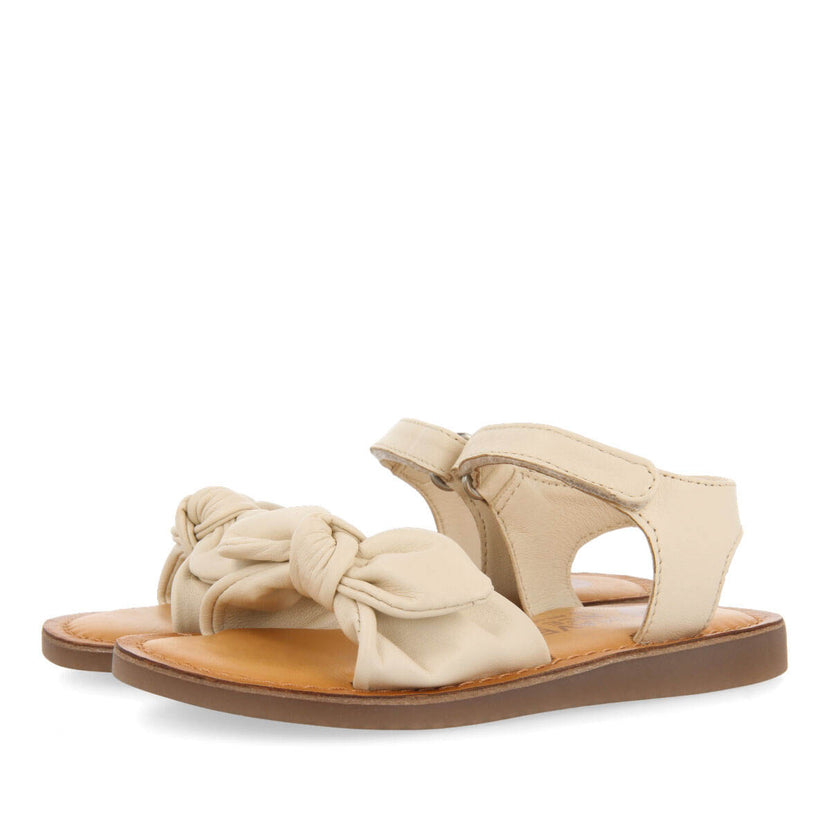 Sandali in pelle metallizzata in color off-white da bambina stigny