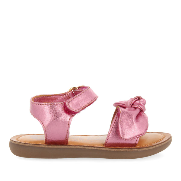 Sandalias de piel metalizada en color fucsia para niña panay