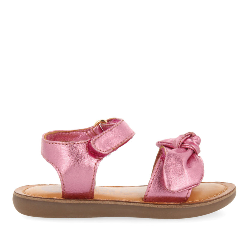 Sandalias de piel metalizada en color fucsia para niña panay