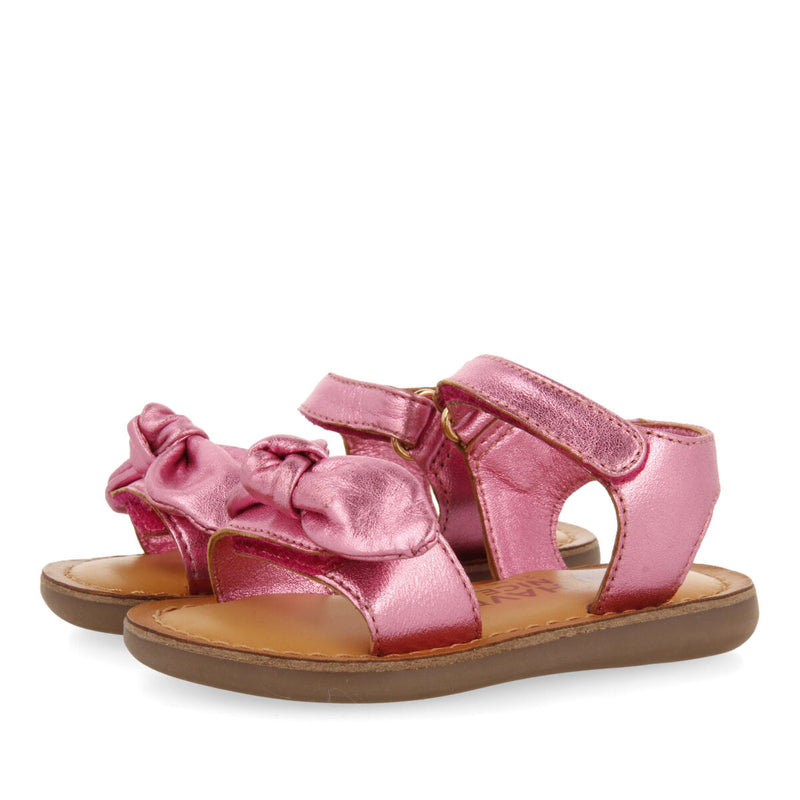 Sandalias de piel metalizada en color fucsia para niña panay