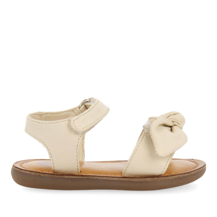 Sandalias de piel metalizada en color off-white para niña panay