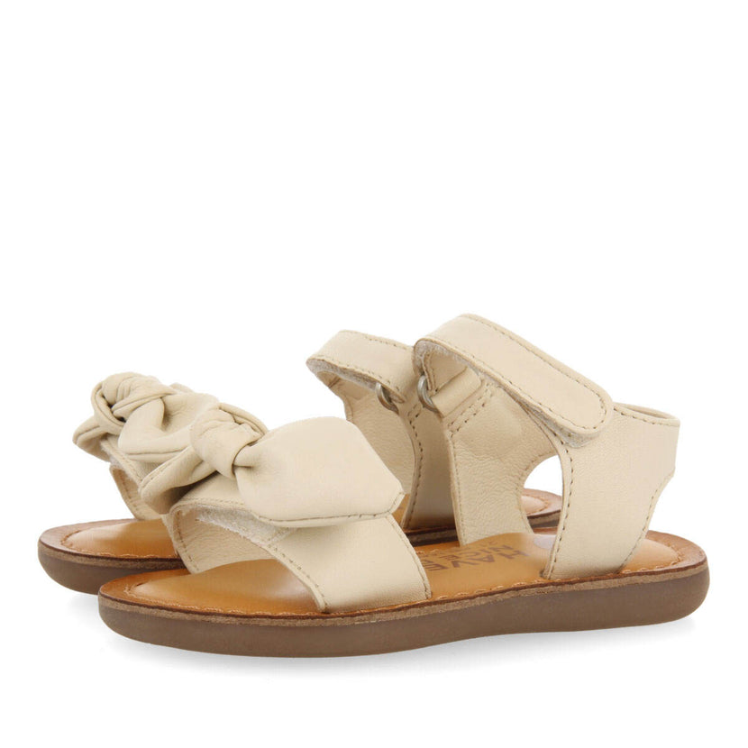Sandalias de piel metalizada en color off-white para niña panay