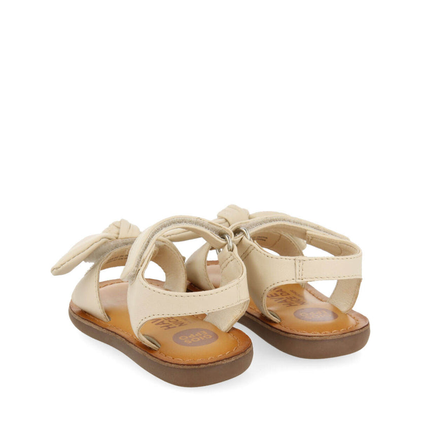 Sandalias de piel metalizada en color off-white para niña panay