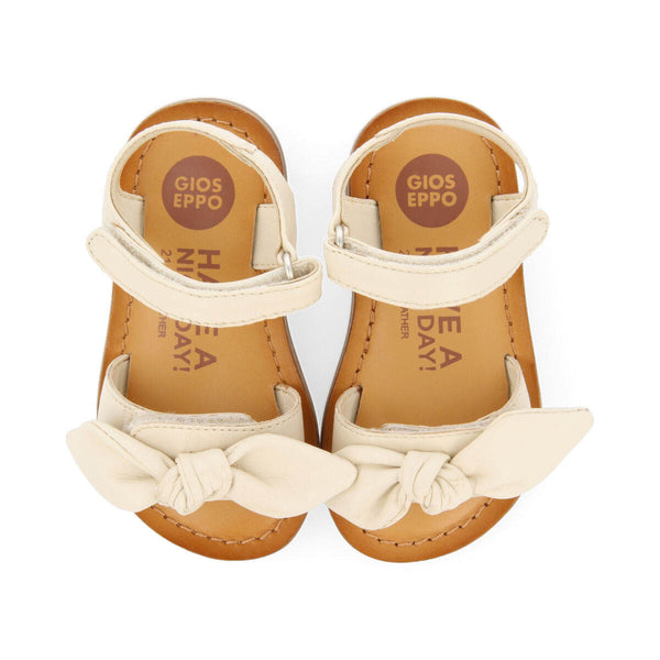 Sandalias de piel metalizada en color off-white para niña panay