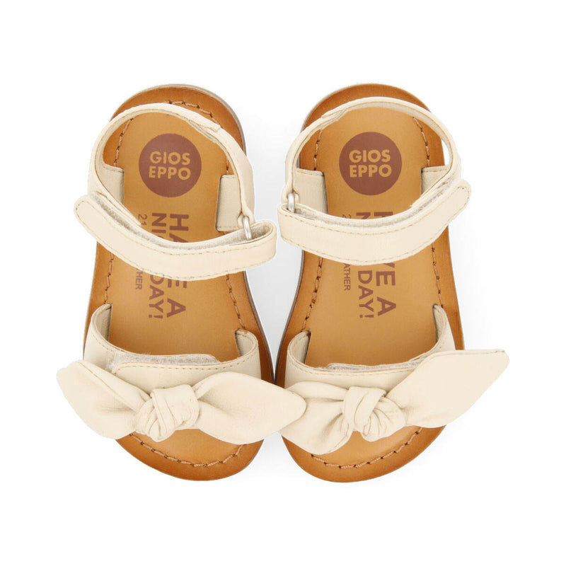 Sandalias de piel metalizada en color off-white para niña panay