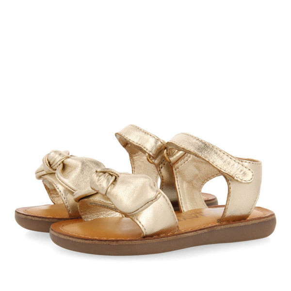 Sandalias de piel metalizada en color oro para niña panay