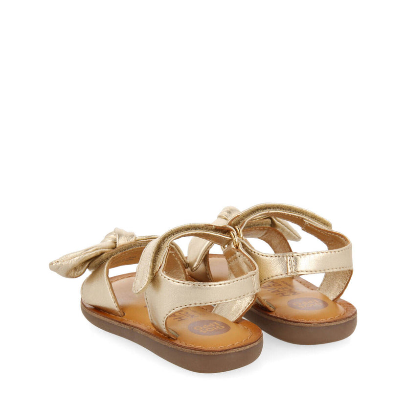 Sandalias de piel metalizada en color oro para niña panay