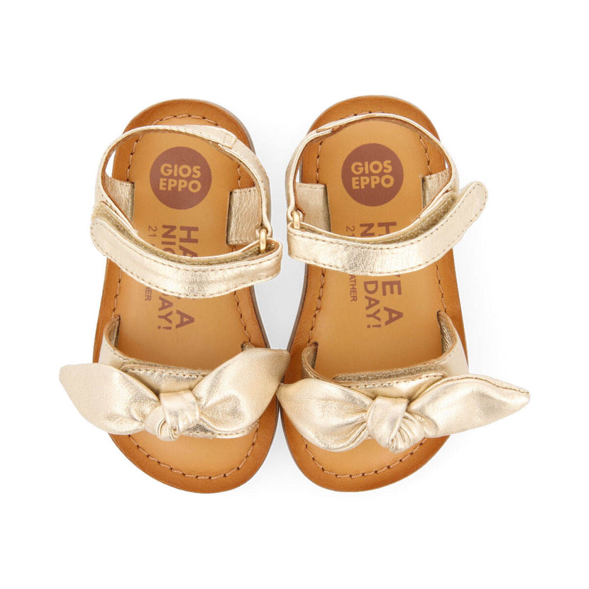 Sandalias de piel metalizada en color oro para niña panay