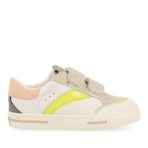 SNEAKERS BLANCAS CON DETALLES EN COLOR AMARILLO NEÓN PARA NIÑA YALOVA