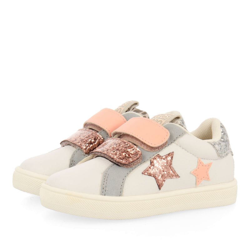 Sneakers blancas con detalles glitter y tonos pastel para bebé natercia