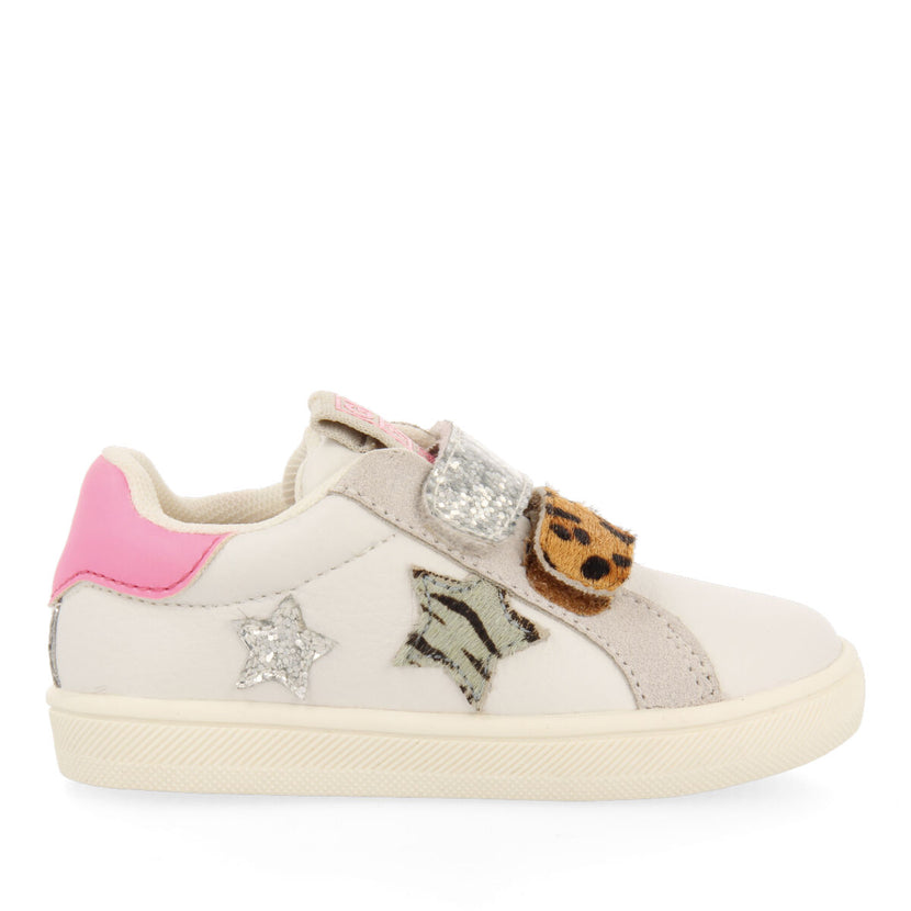 Sneakers blancas con detalles de glitter y animal print para bebé brasles