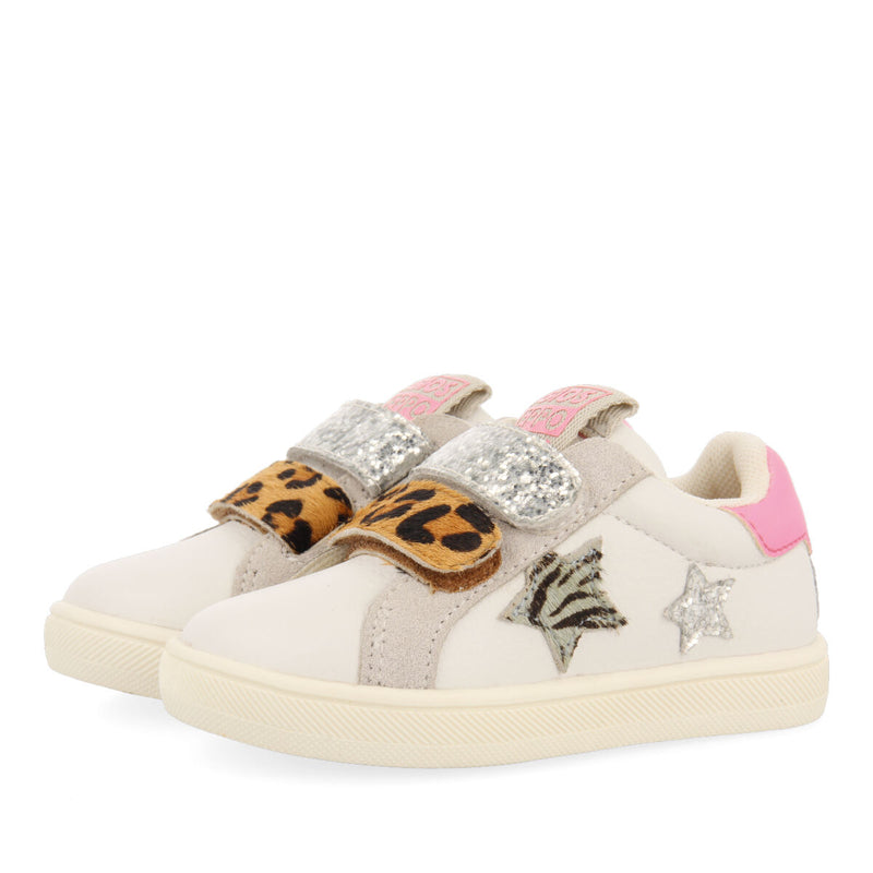 Sneakers blancas con detalles de glitter y animal print para bebé brasles