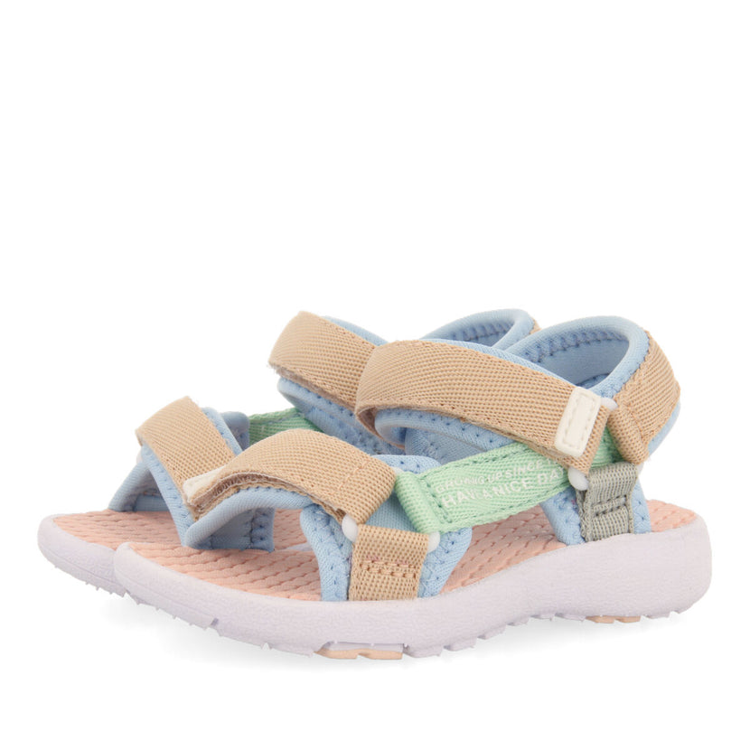 Sandalias de aspecto deportivo color turquesa con cintas multicolores para bebé rochedo