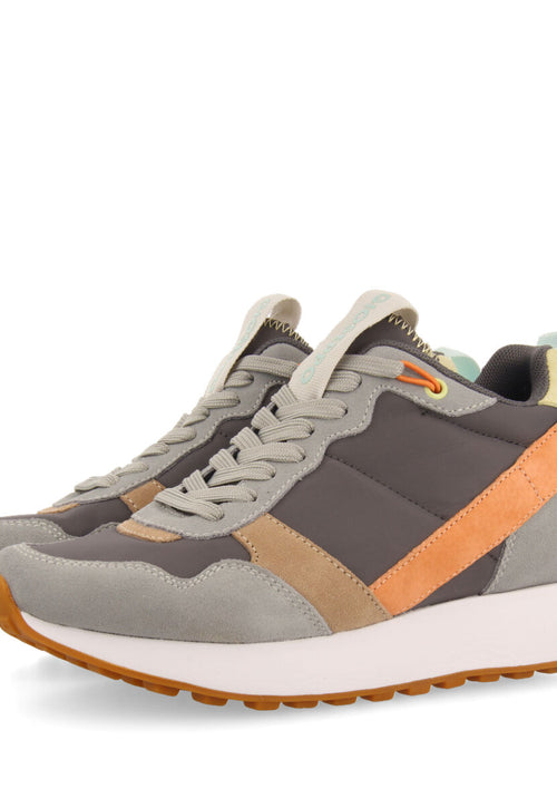 Sneakers gris de inspiración retro con cuña interna para mujer vincly