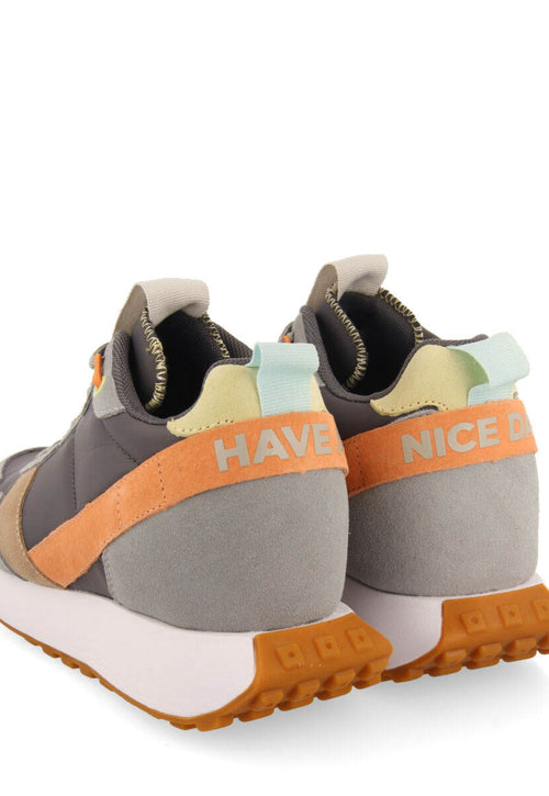 Sneakers gris de inspiración retro con cuña interna para mujer vincly