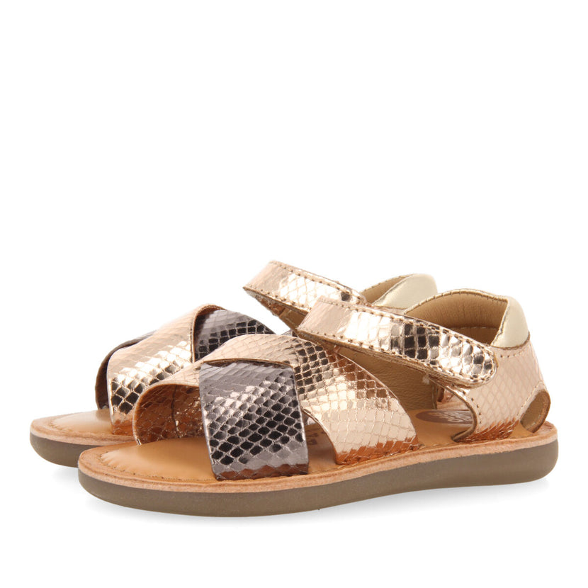 Sandalias bicolor metalizada en color oro rosado y animal print para niña tame