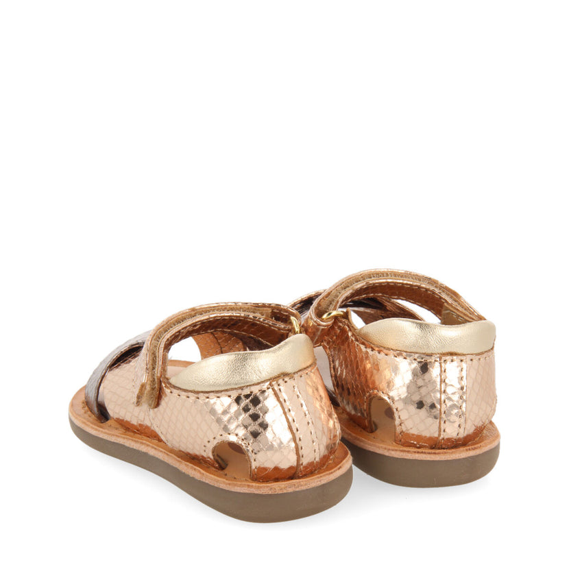Sandalias bicolor metalizada en color oro rosado y animal print para niña tame