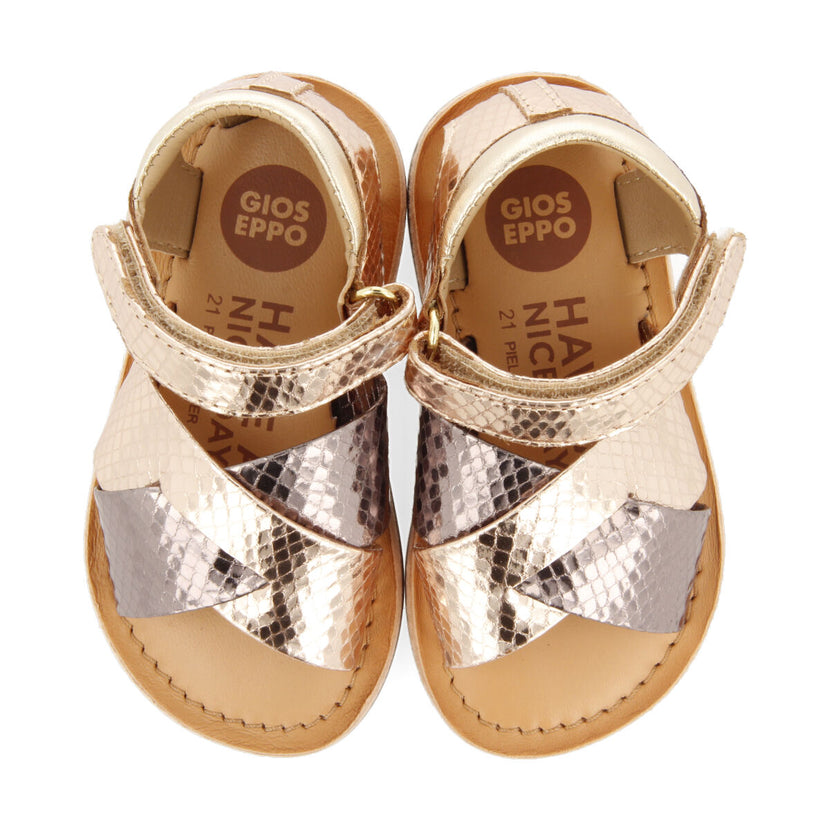 Sandalias bicolor metalizada en color oro rosado y animal print para niña tame