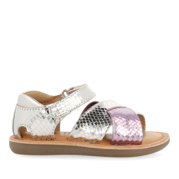 Sandalias bicolor metalizada en color plata y animal print para niña tame