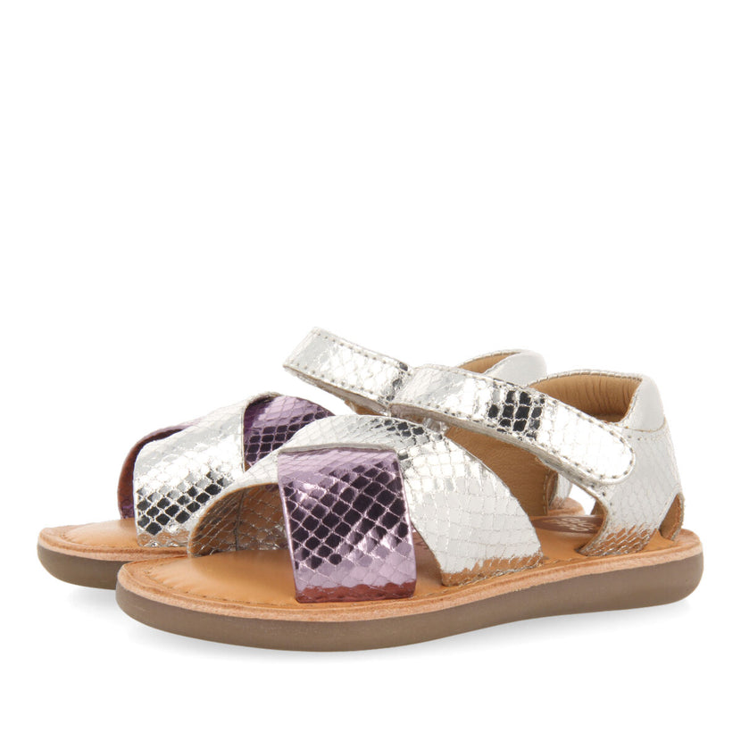 Sandalias bicolor metalizada en color plata y animal print para niña tame