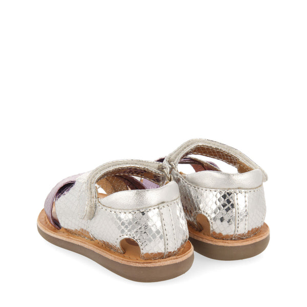Sandalias bicolor metalizada en color plata y animal print para niña tame
