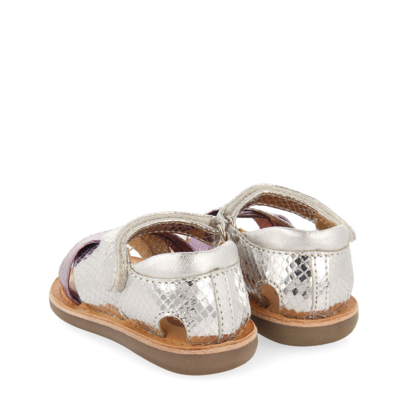Sandalias bicolor metalizada en color plata y animal print para niña tame