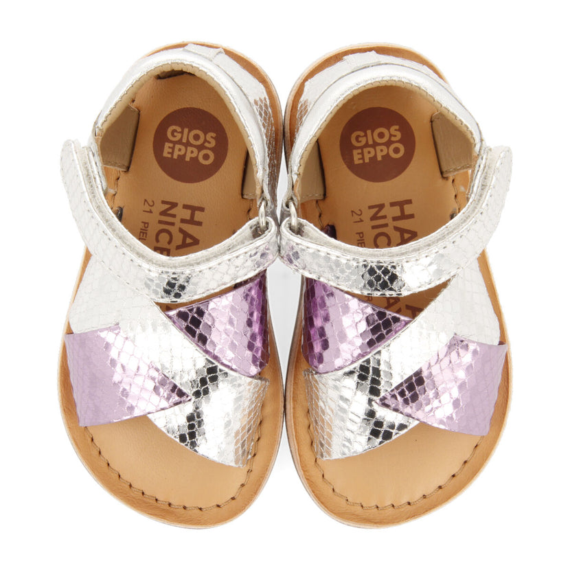 Sandalias bicolor metalizada en color plata y animal print para niña tame