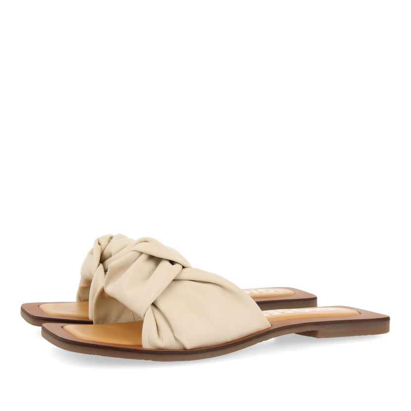 Sandalias off-white de piel con detalle de nudo para mujer epone   
