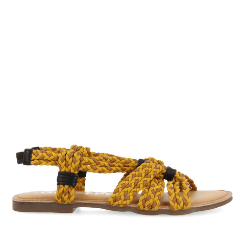 SANDALIAS PLANAS CON TRENZADO MOSTAZA-MARRÓN PARA MUJER MATUPA 