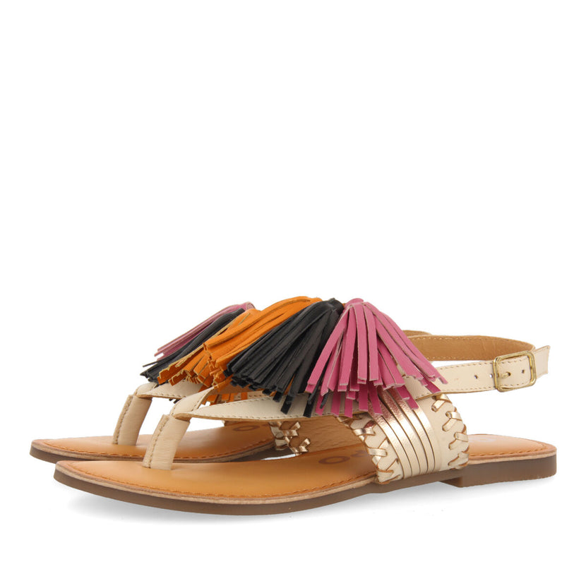 Sandalias blancas y doradas con borlas para mujer piritu