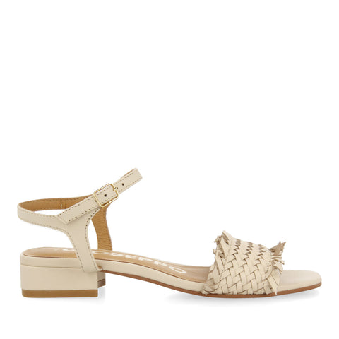 SANDALIAS OFF-WHITE TRENZADAS CON TACÓN BAJO PARA MUJER KOUROU