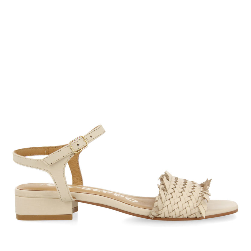 Sandalias off-white trenzadas con tacón bajo para mujer kourou
