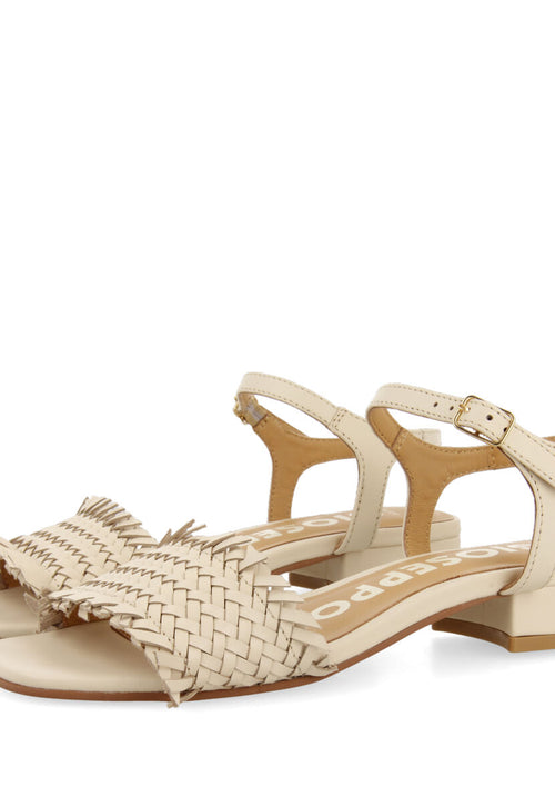 Sandalias off-white trenzadas con tacón bajo para mujer kourou