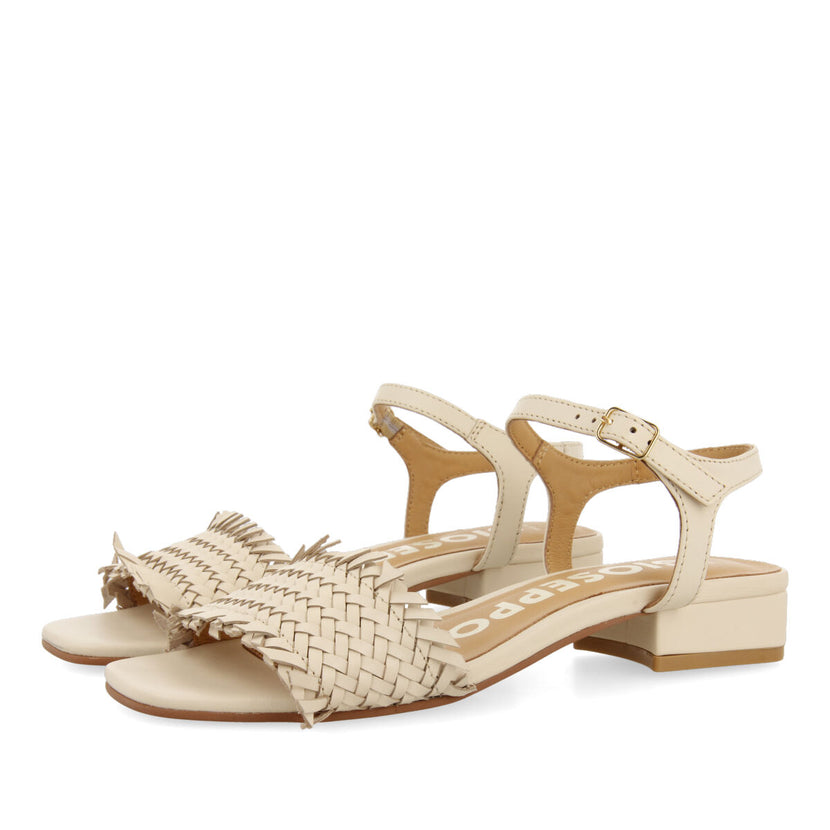 Sandalias off-white trenzadas con tacón bajo para mujer kourou