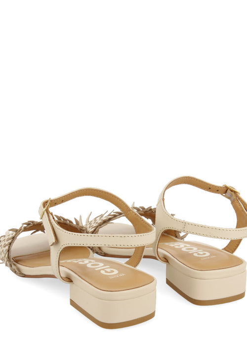 Sandalias off-white trenzadas con tacón bajo para mujer kourou