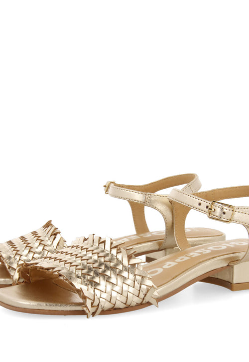 Sandalias doradas trenzadas con tacón bajo para mujer kourou