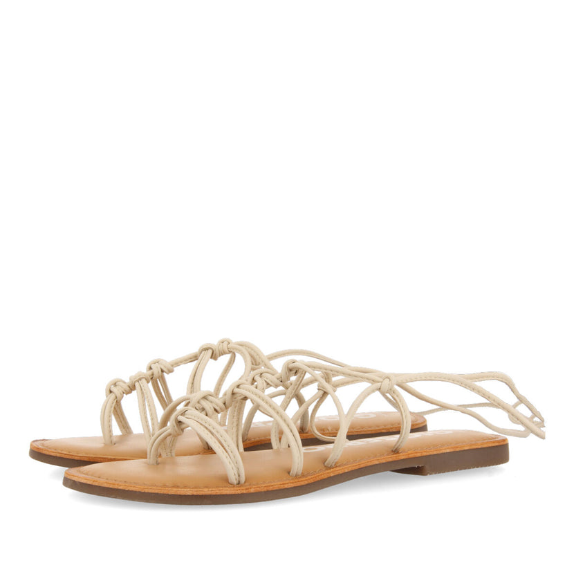Sandalias planas de piel off-white con tiras finas y detalle de nudos para mujer mambai 