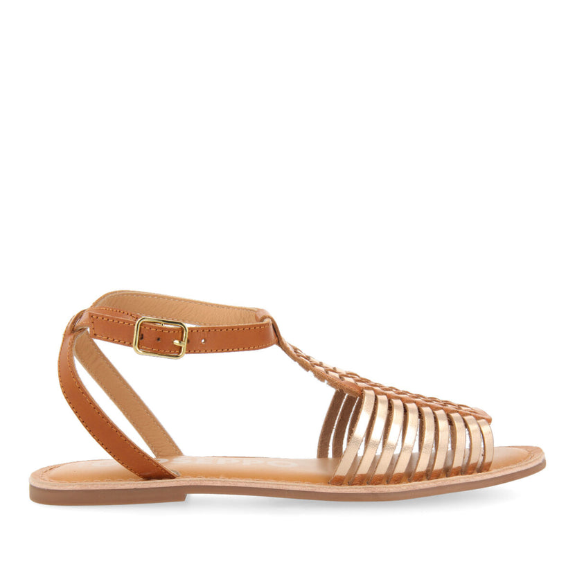 Sandalias color cuero de piel tipo cangrejera con hebilla para mujer claraval