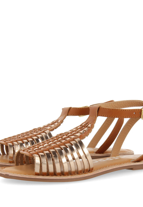 Sandalias color cuero de piel tipo cangrejera con hebilla para mujer claraval