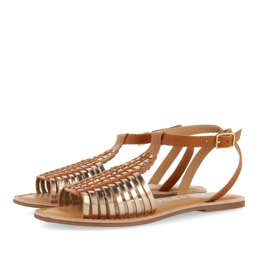 Sandalias color cuero de piel tipo cangrejera con hebilla para mujer claraval